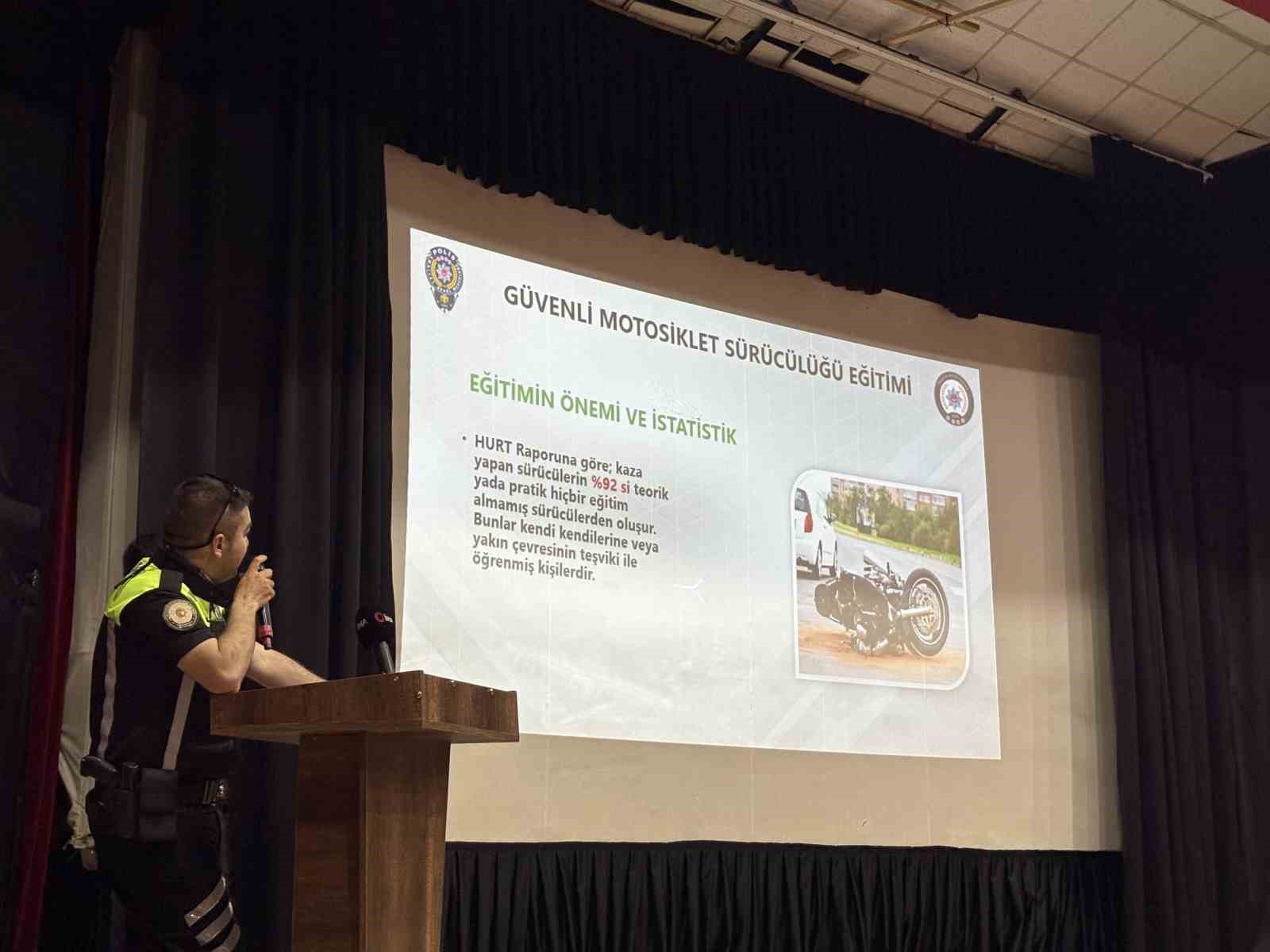 Bandırma&rsquo;da motosiklet s&uuml;r&uuml;c&uuml;lerine y&ouml;nelik bilgilendirme programı d&uuml;zenlendi
