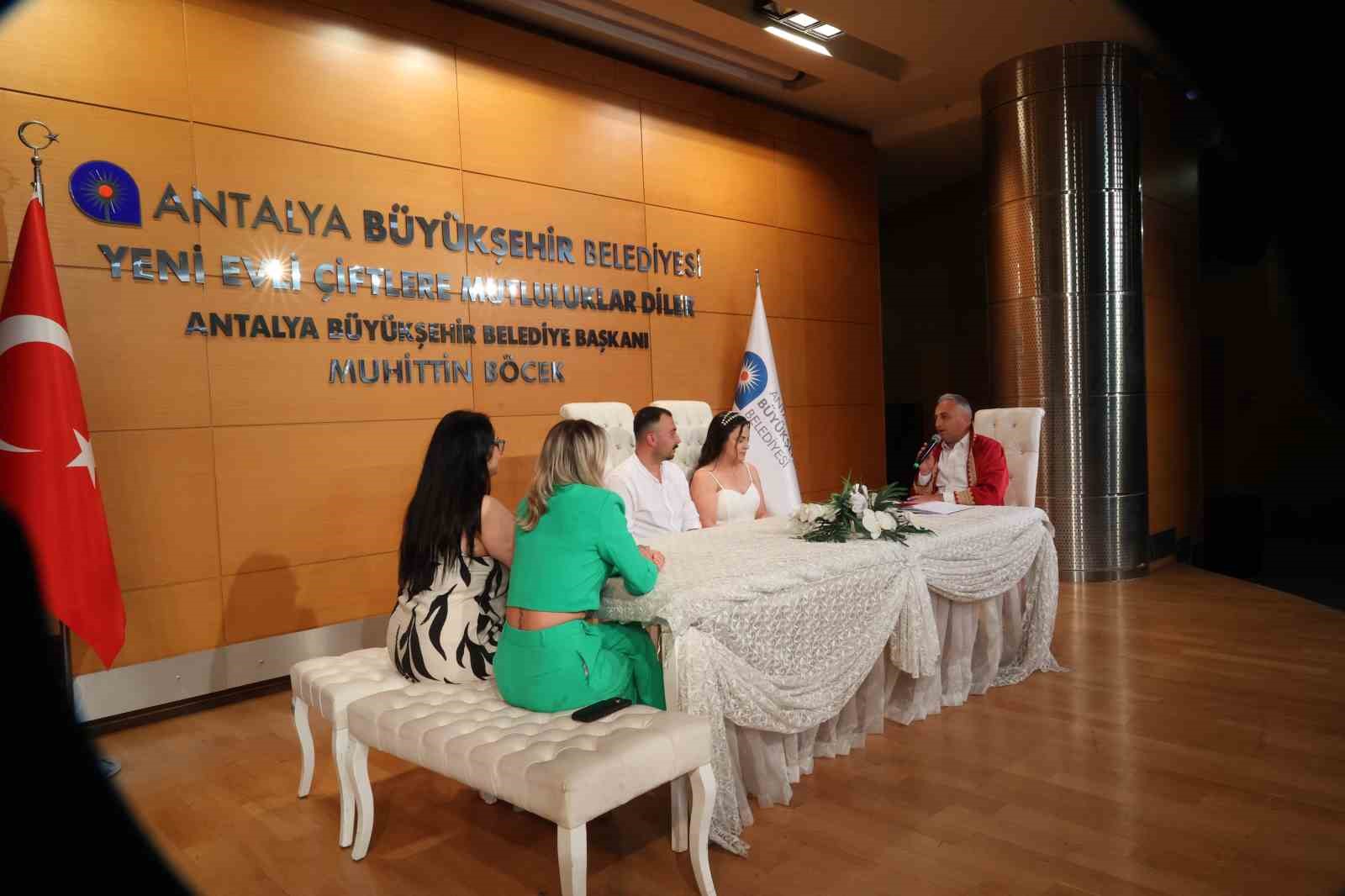 Antalya B&uuml;y&uuml;kşehir Belediyesi nikah salonunda "05.05.2025" yoğunluğu
