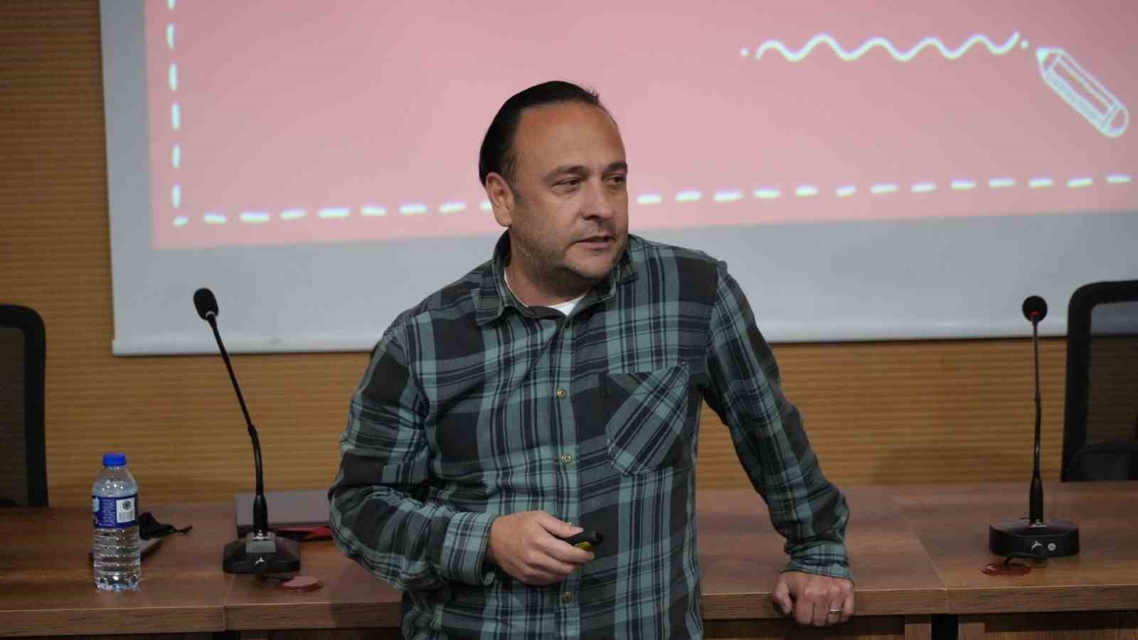 KB&Uuml;&rsquo;de d&uuml;zenlenen konferansta Ozan Kuşcu gen&ccedil;lere seslendi
