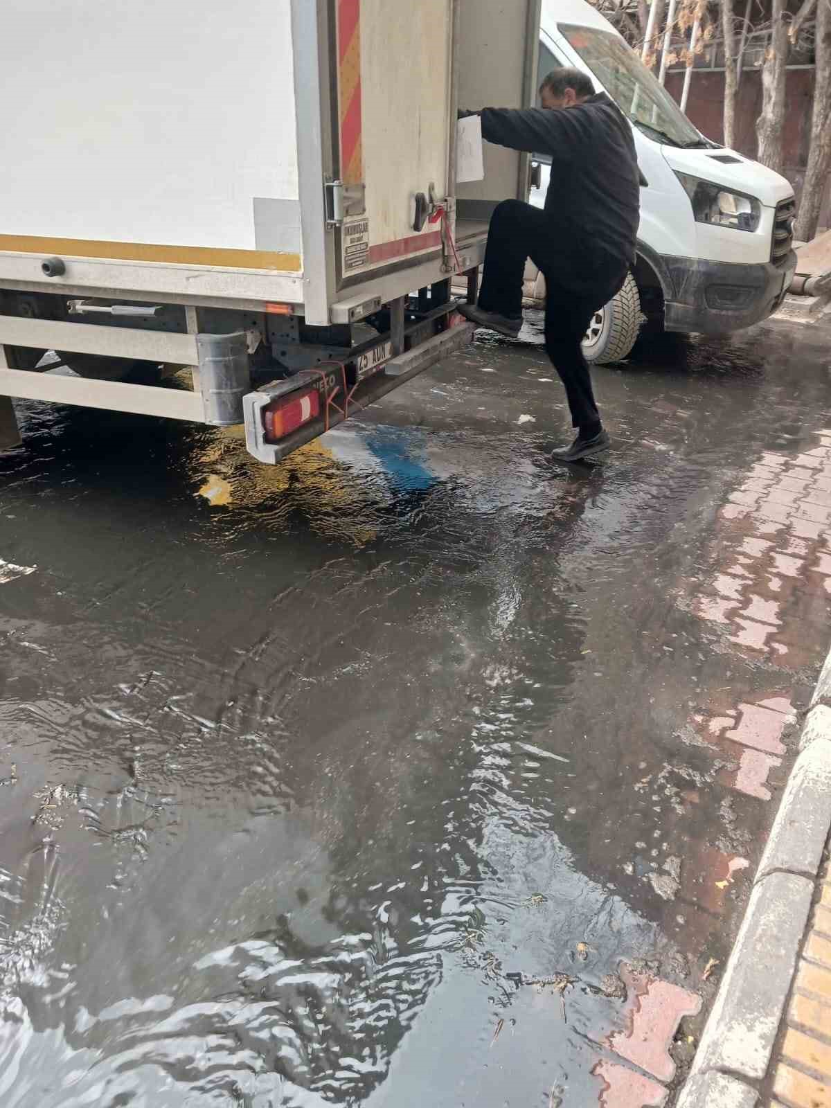 Ağrı PTT Kargo şubesinde su baskını: &Ouml;nlem alınmadı, g&ouml;nderiler zarar g&ouml;rd&uuml;
