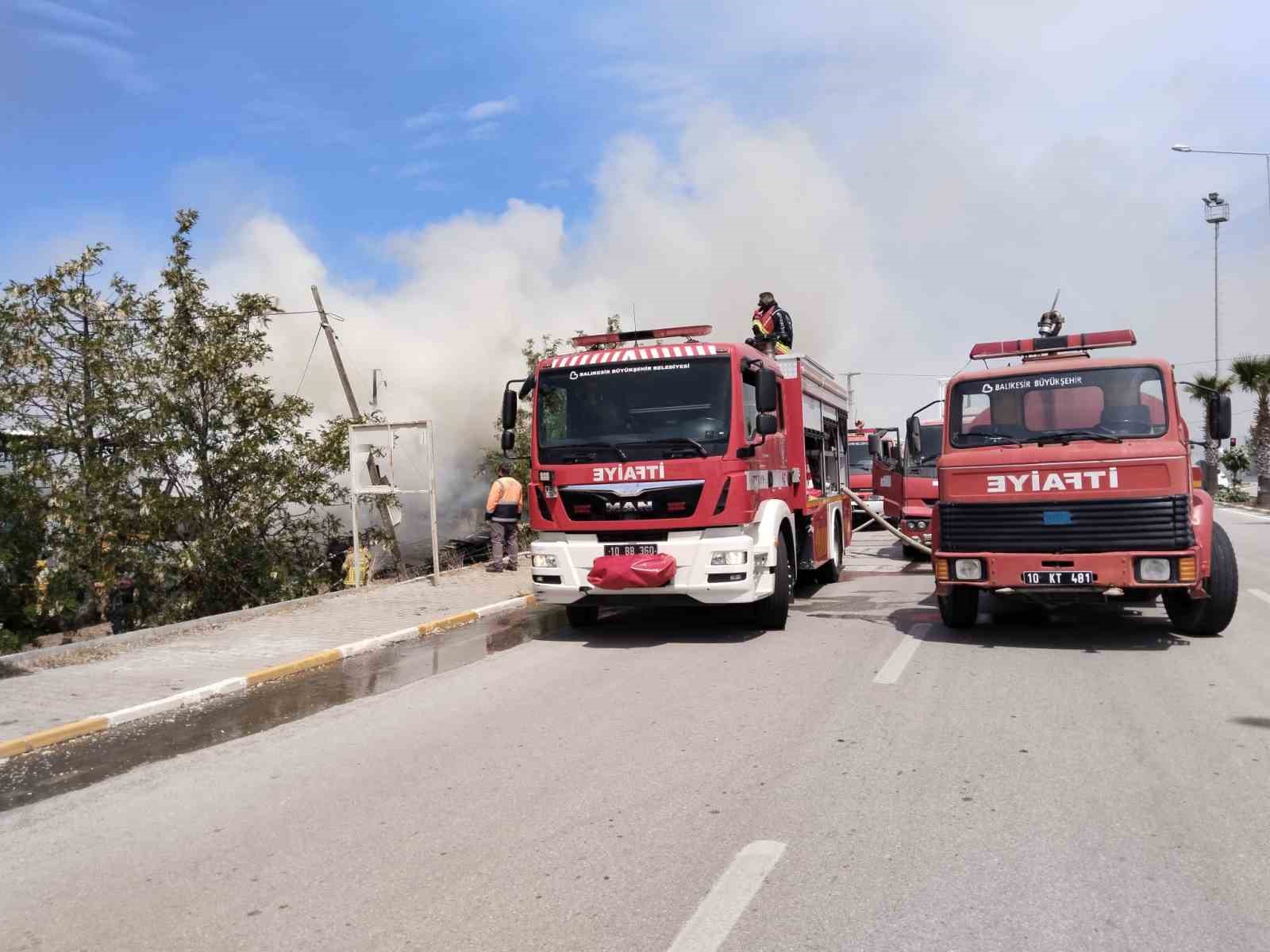 Ayvalık&rsquo;ta kereste deposunda &ccedil;ıkan yangın g&uuml;&ccedil;l&uuml;kle s&ouml;nd&uuml;r&uuml;ld&uuml;
