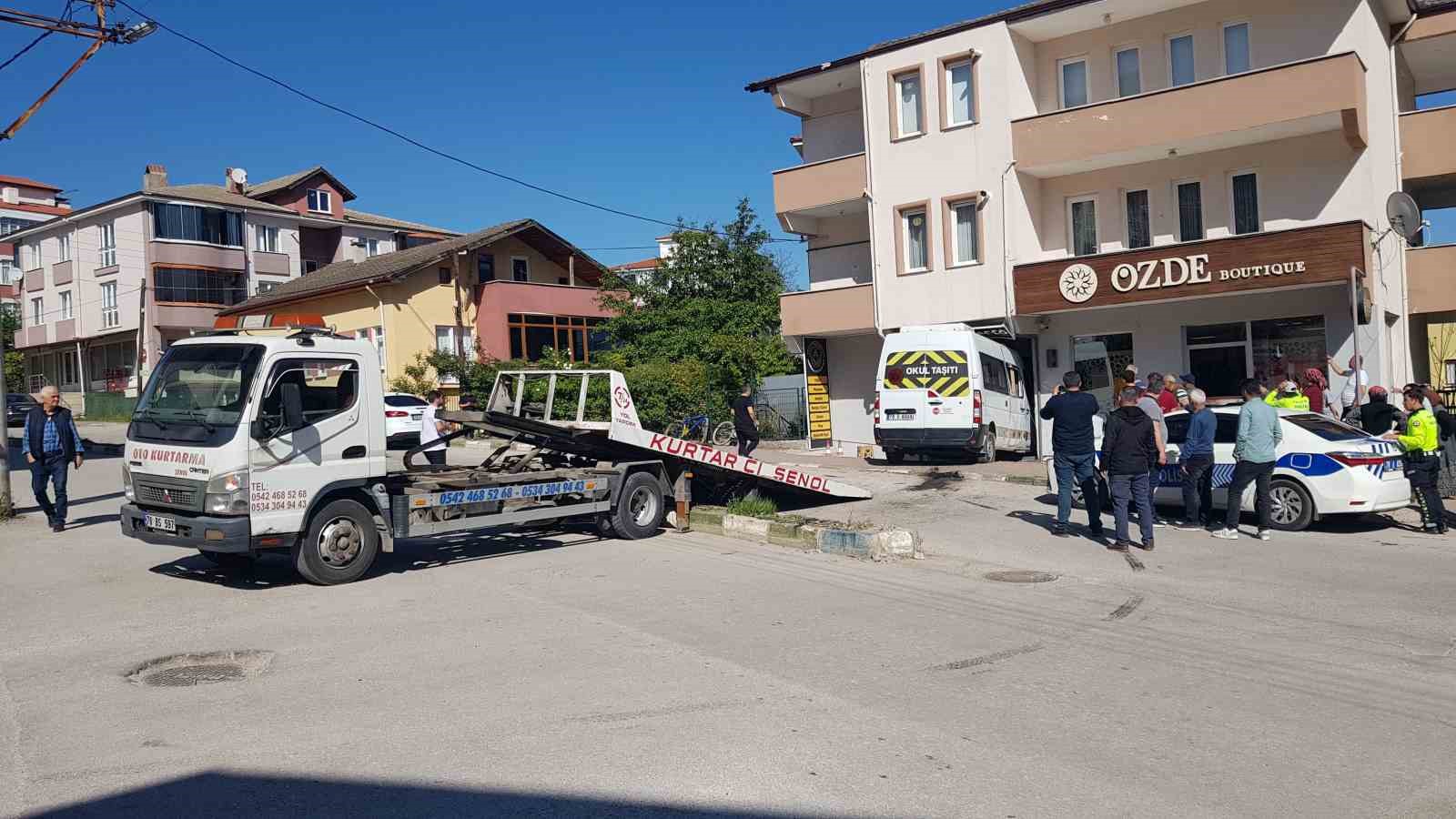 Frenleri tutmayan öğrenci servisi iş yerine daldı: Faciadan dönüldü