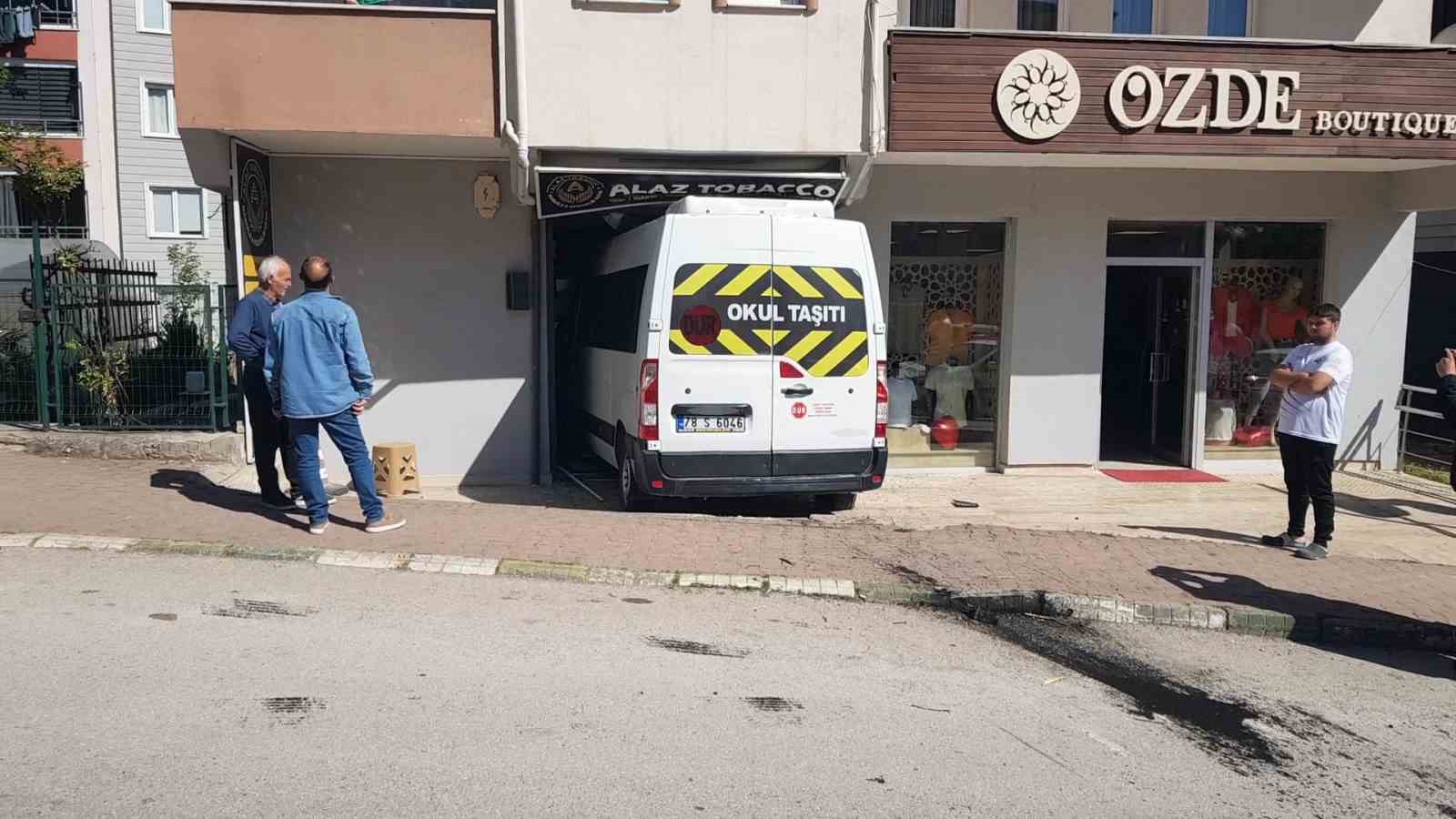 Frenleri tutmayan &ouml;ğrenci servisi iş yerine daldı: Faciadan d&ouml;n&uuml;ld&uuml;
