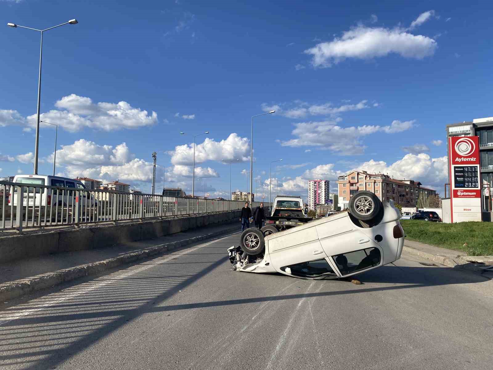 Sivas’ta otomobil devrildi: 3 yaralı