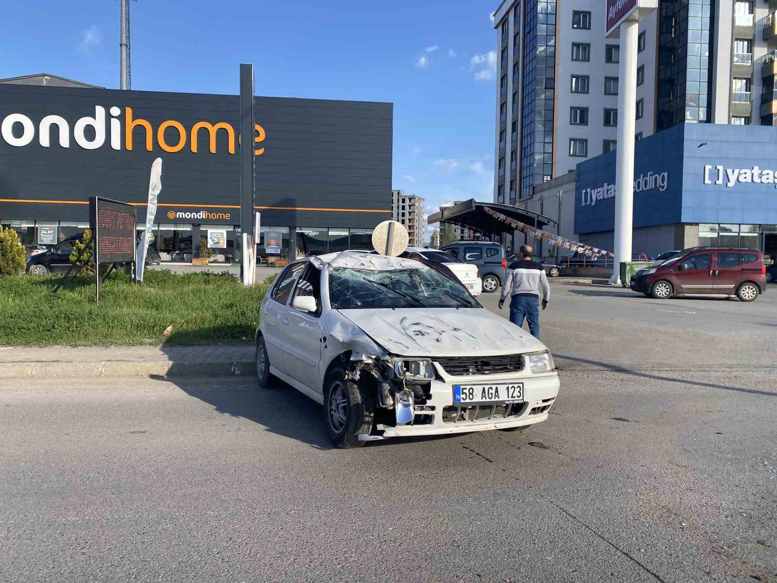 Sivas&rsquo;ta otomobil devrildi: 3 yaralı
