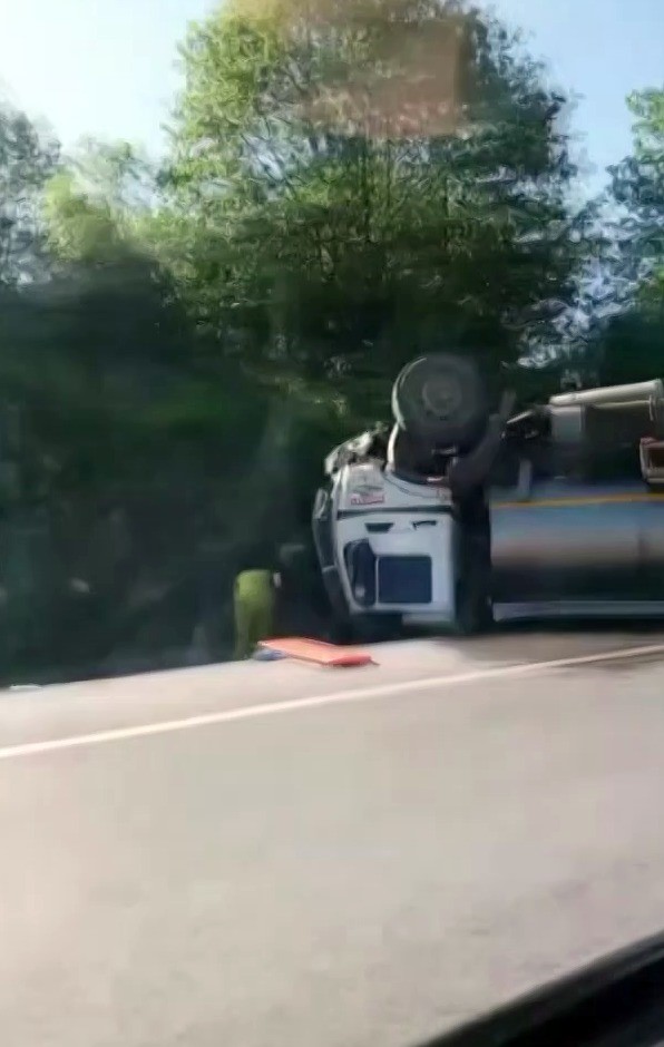 Devrilen tankerde sıkışan sürücü hayatını kaybetti