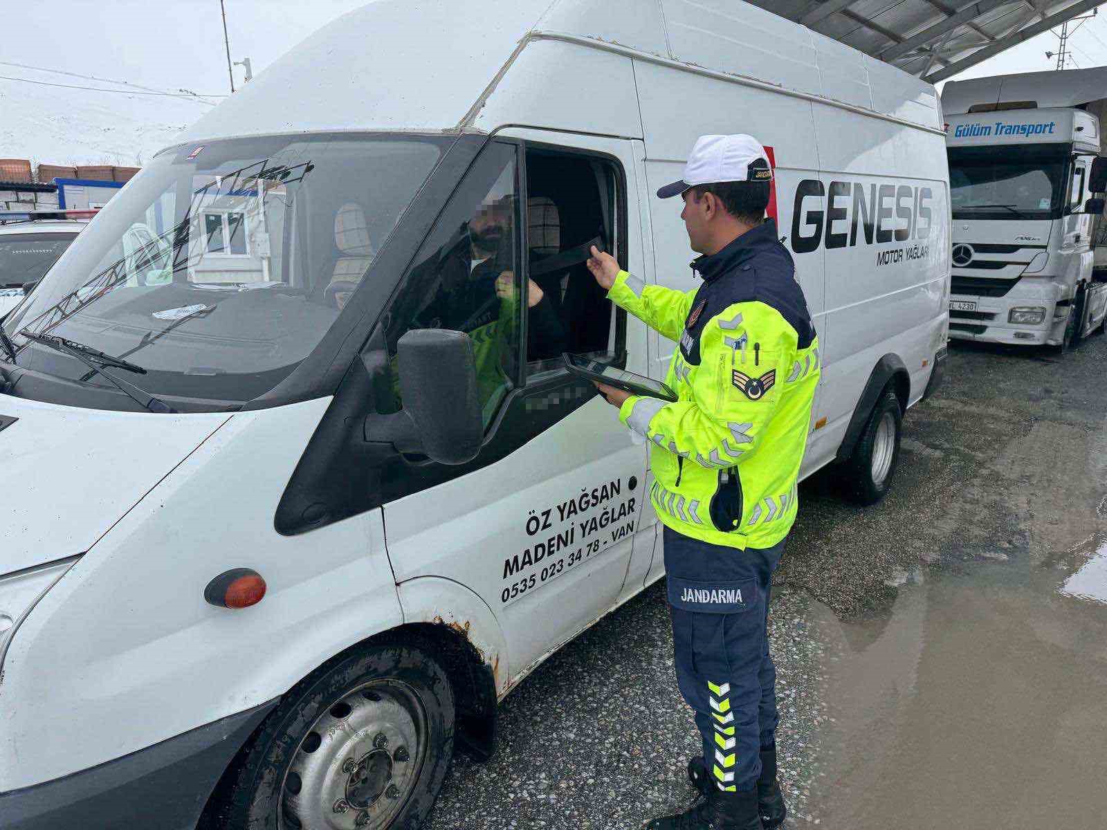 Ağrı’da jandarmadan geniş çaplı trafik denetimi: 7 gözaltı