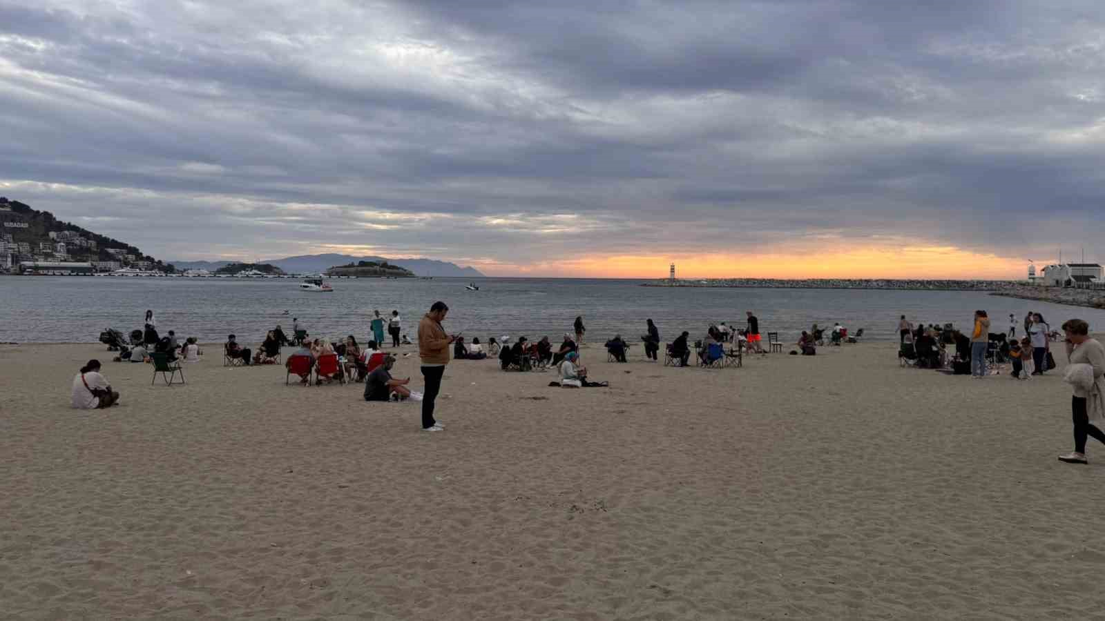 Kuşadası&rsquo;nda masa ve sandalyesini alan deniz kenarına koşuyor
