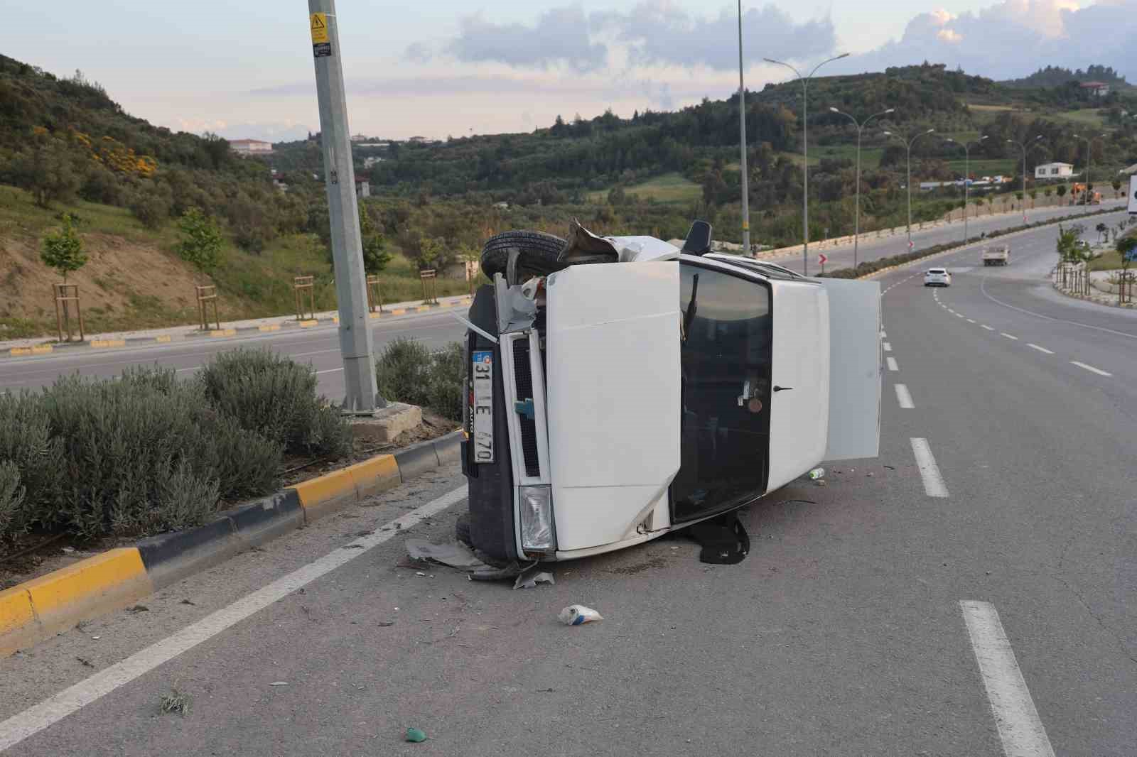 Fiat Tofaş’ın hurdaya döndüğü kazada 4 kişi yaralandı