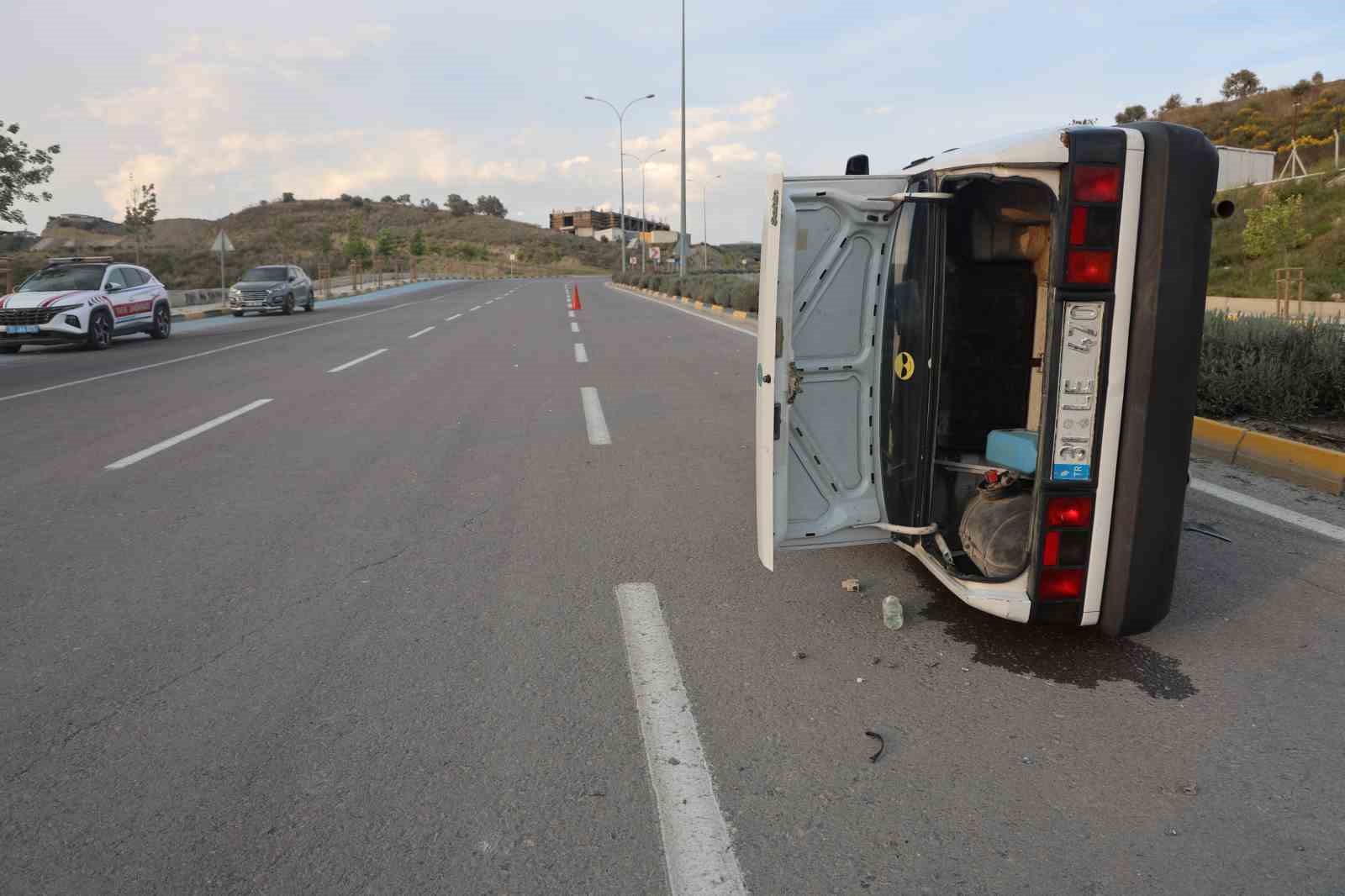 Fiat Tofaş&rsquo;ın hurdaya d&ouml;nd&uuml;ğ&uuml; kazada 4 kişi yaralandı
