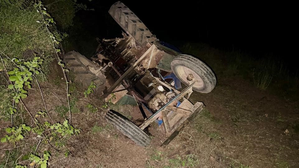 &Ccedil;anakkale&rsquo;de tarlada trakt&ouml;r devrildi: 80 yaşındaki &ccedil;ift&ccedil;i hayatını kaybetti
