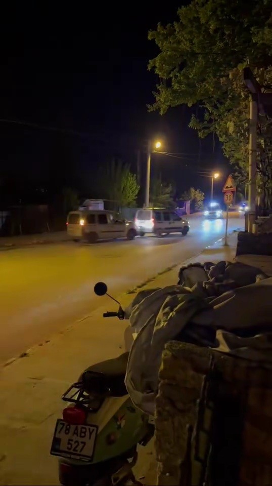 Karabük’te ehliyetsiz sürücü polisi peşine taktı... Kovalamaca anları kamerada
