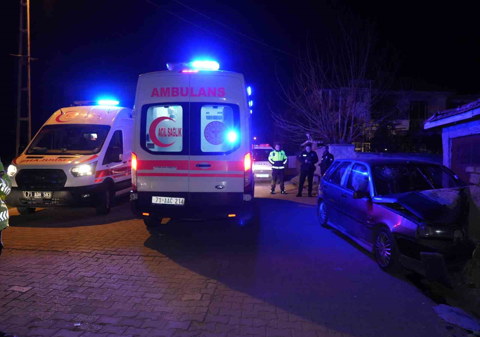 Kırıkkale’de otomobil bahçe duvarına çarptı: 3 yaralı