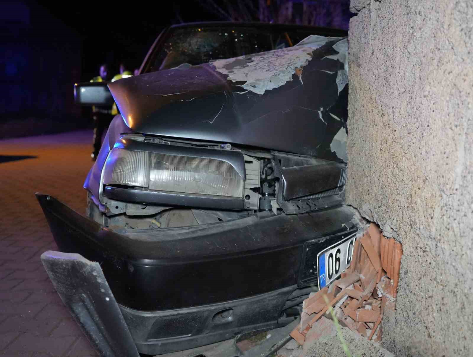 Kırıkkale’de otomobil bahçe duvarına çarptı: 3 yaralı