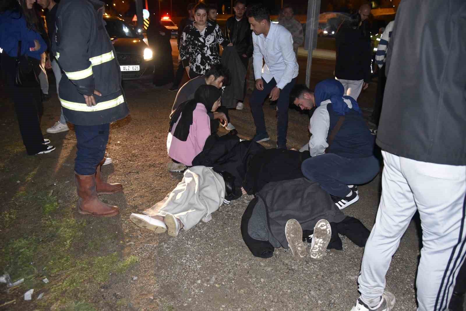 Çarpıştıktan sonra savrulan 2 araç yayaların arasında daldı: 11 yaralı
