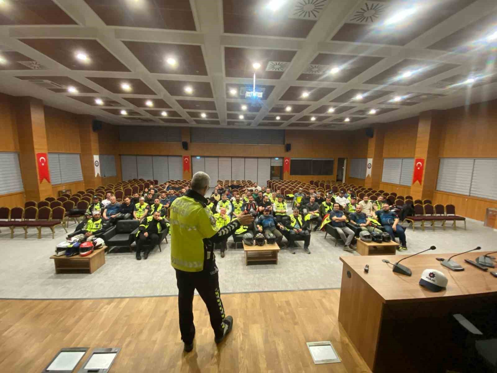 Afyonkarahisar’da motosiklet sürücülerine güvenli sürüş eğitimi verildi