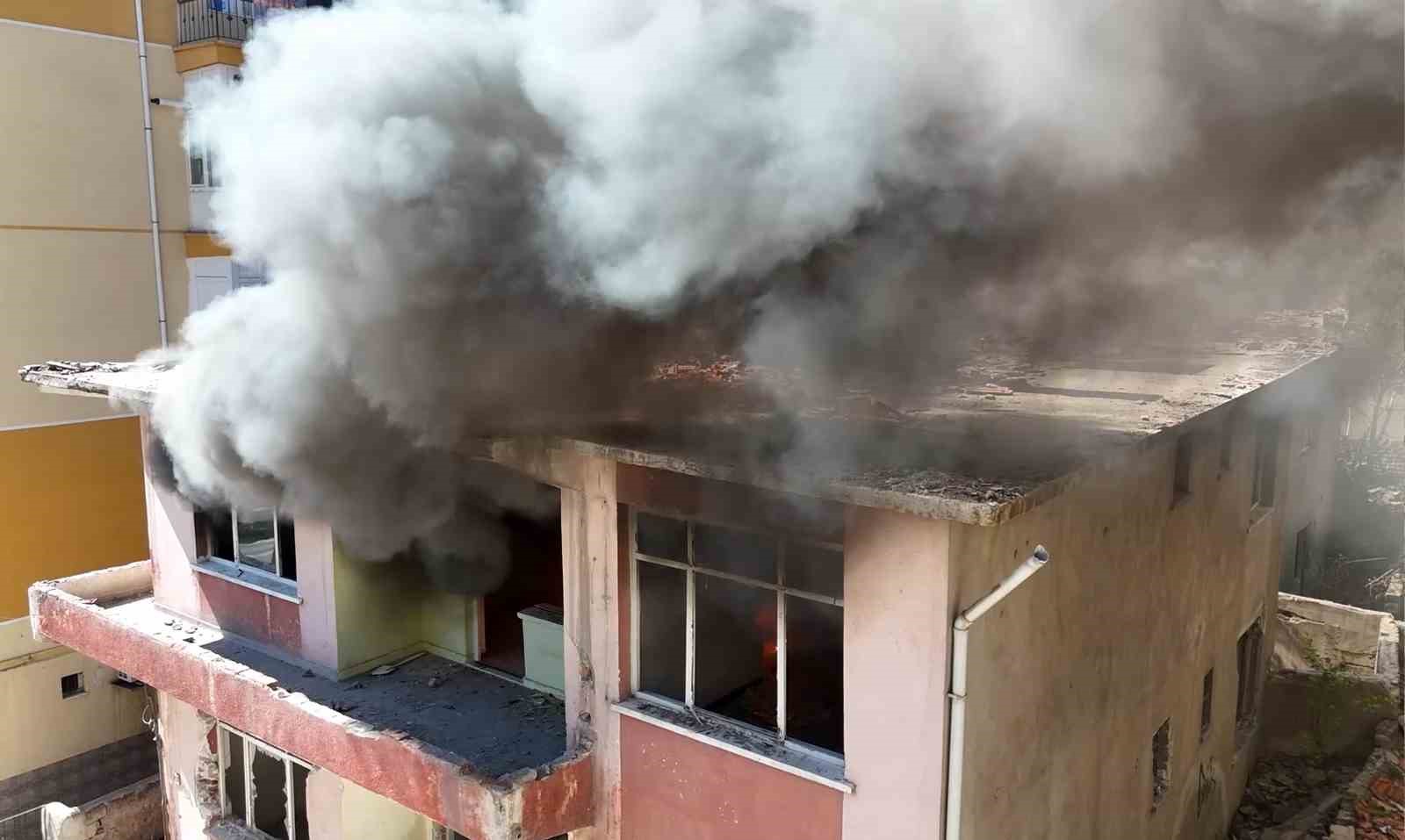 Habersiz tatbikat yapıldı, herkes gerçek sandı: Enkazda çocuk olduğunu düşünen mahalleli endişelendi