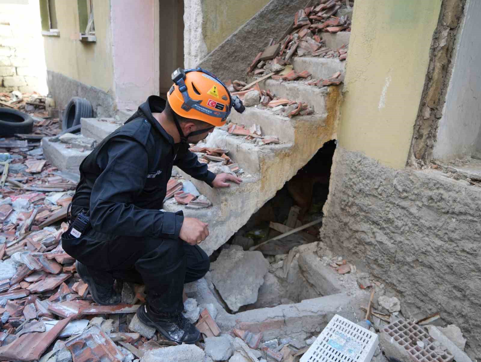 Habersiz tatbikat yapıldı, herkes ger&ccedil;ek sandı: Enkazda &ccedil;ocuk olduğunu d&uuml;ş&uuml;nen mahalleli endişelendi
