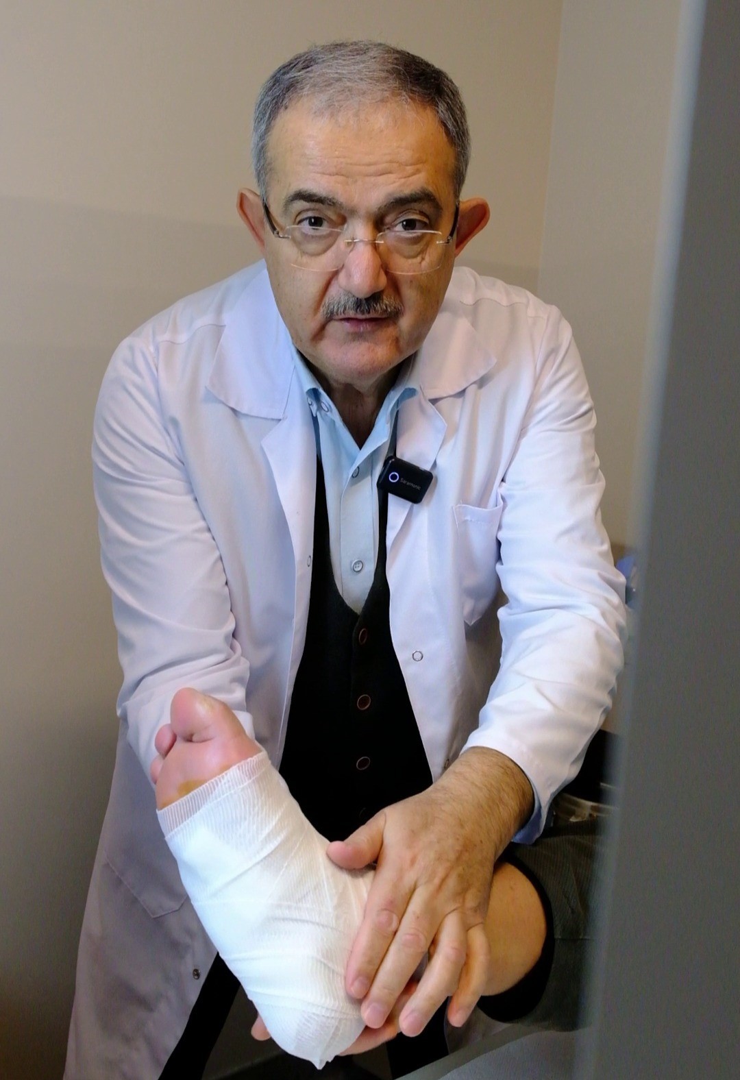 "Ayağımı artık kesin" diyen hasta, larva tedavisi ile yürüyerek taburcu oldu
