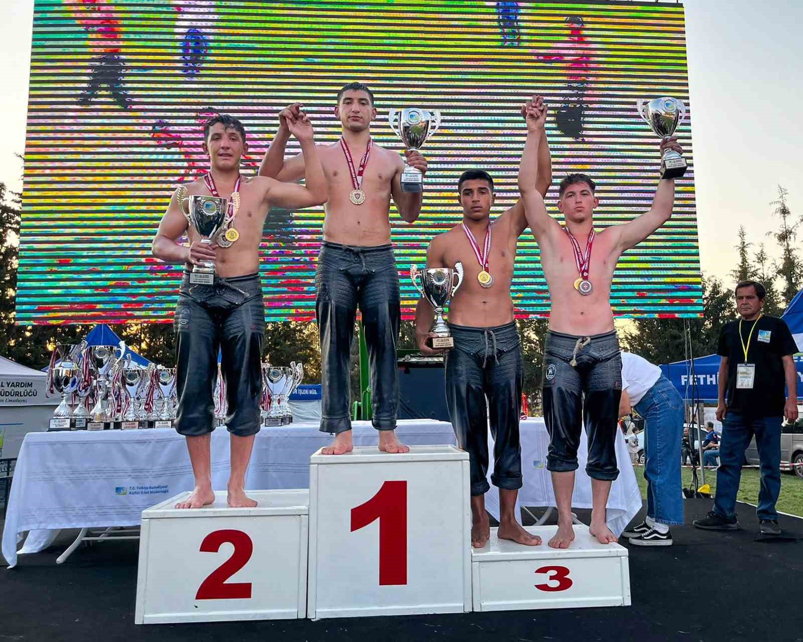 Manavgat Belediyesi güreşçileri Fethiye’den madalyalarla döndü