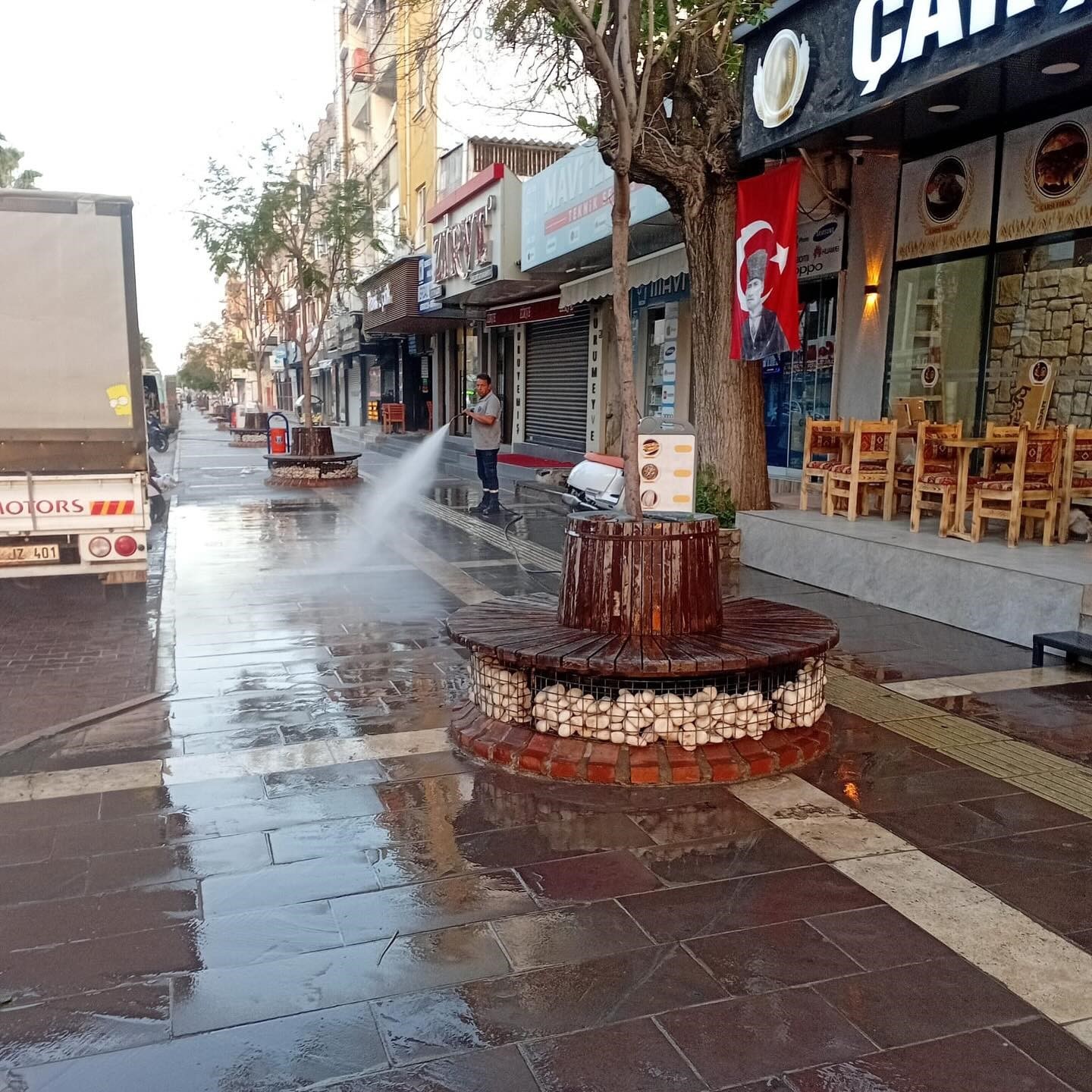 Didim’de caddeler köpükle temizlendi
