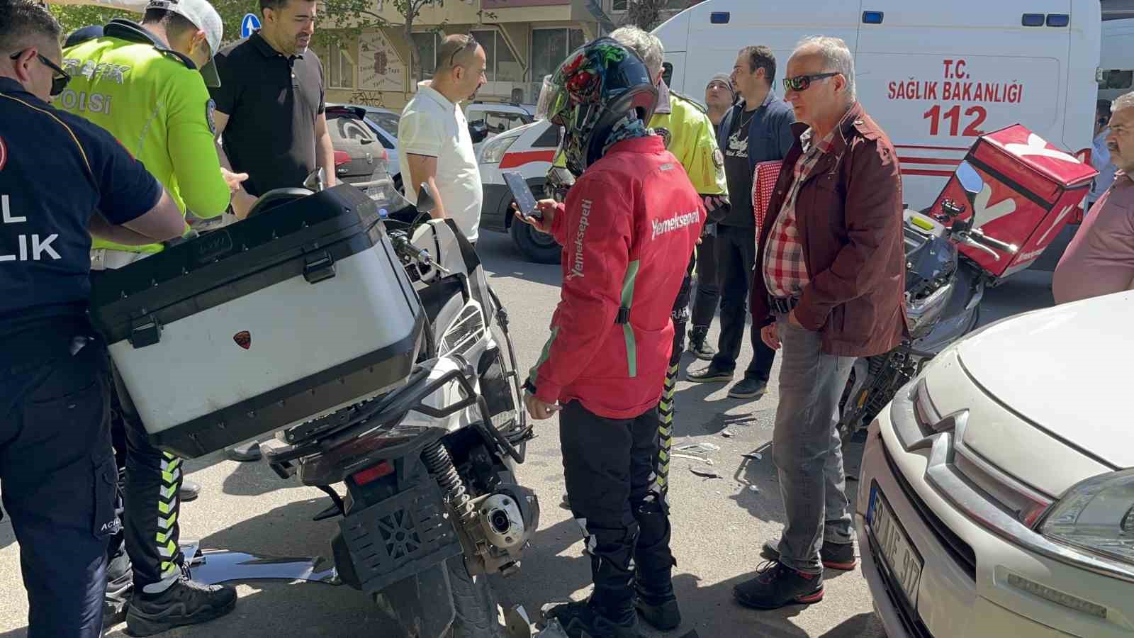 Tekirdağ&rsquo;da iki motosikletin kafa kafaya &ccedil;arpıştığı feci kaza kamerada
