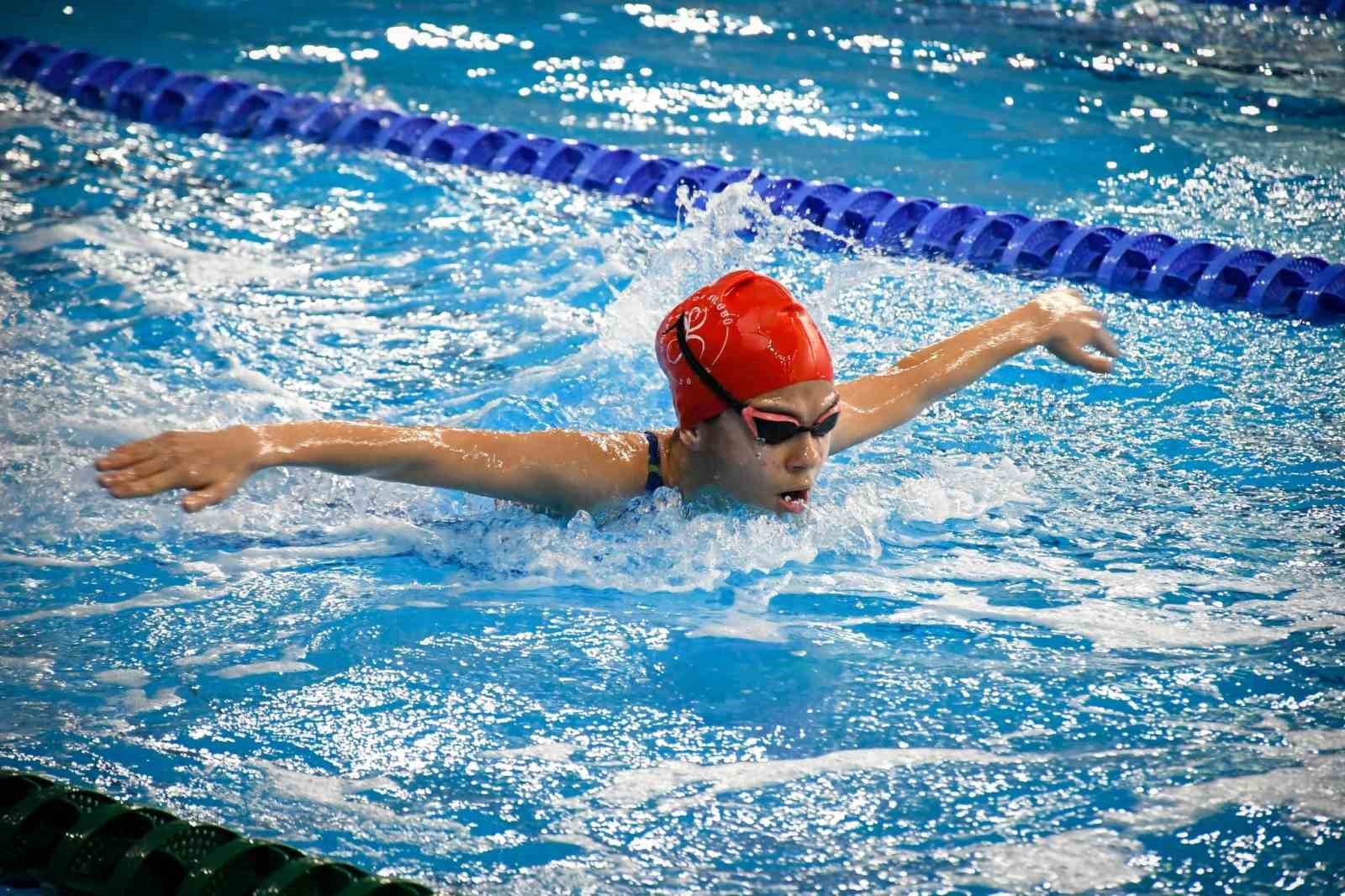 Yüzmede yıldızlar şampiyonluk için kulaç attı