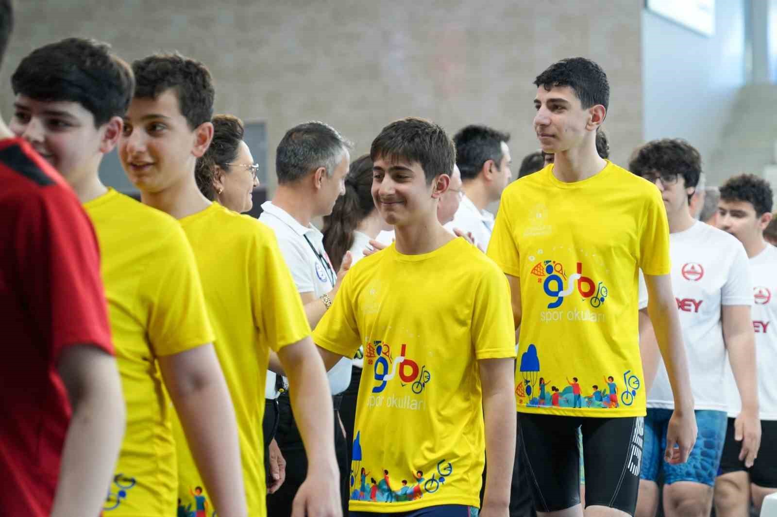 Y&uuml;zmede yıldızlar şampiyonluk i&ccedil;in kula&ccedil; attı
