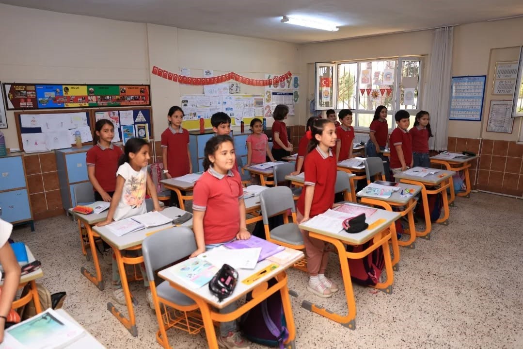 İncirliova’da hayırsever tarafından bağışlanan sıralar okula teslim edildi
