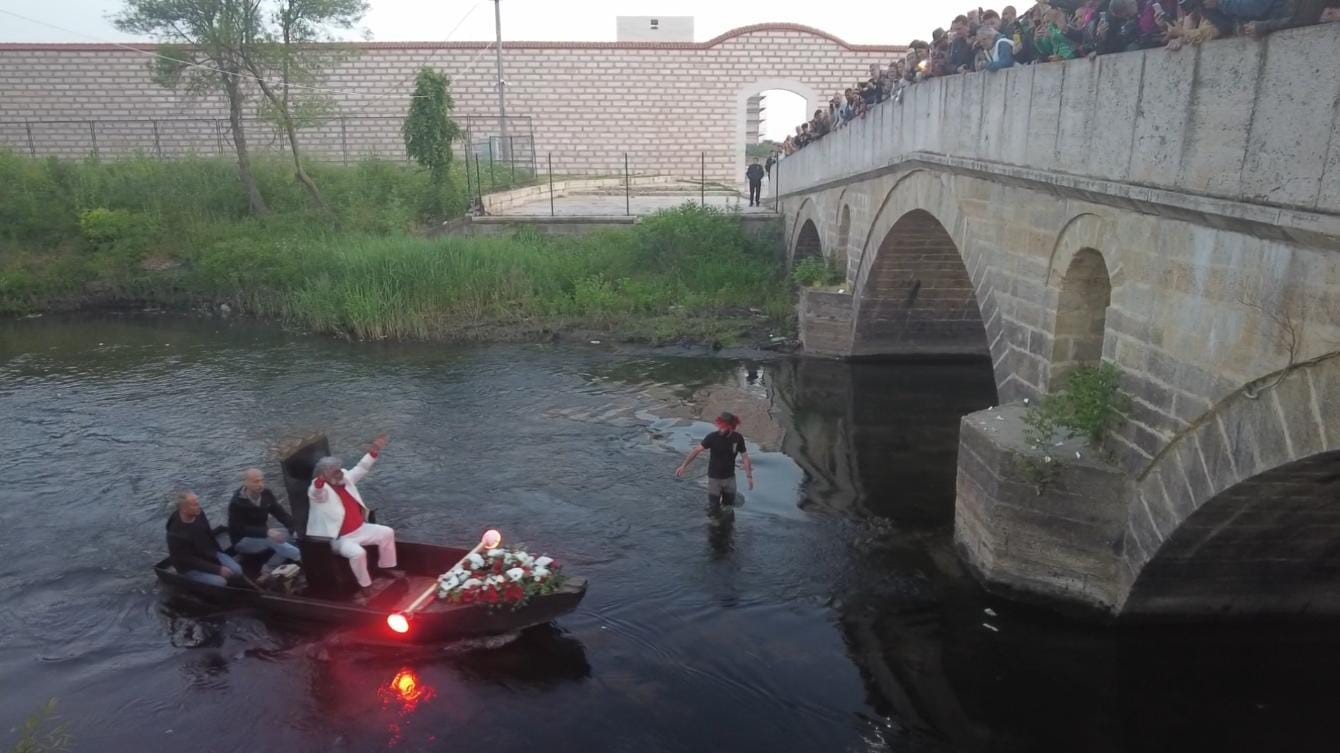 Kakava şenliklerinde kayıkla nehre inen Roman Çeribaşı, vatandaşları selamladı