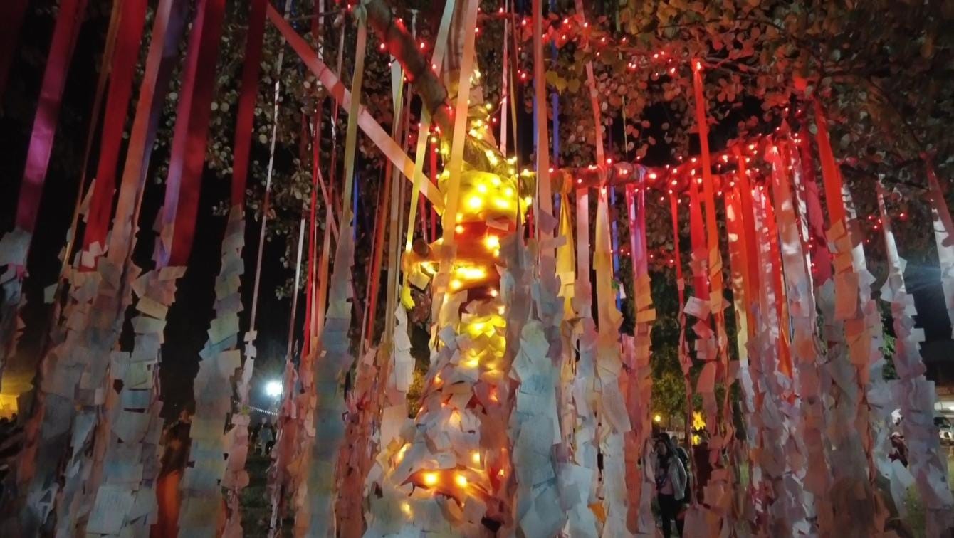 Kakava şenliklerinde kayıkla nehre inen Roman Çeribaşı, vatandaşları selamladı