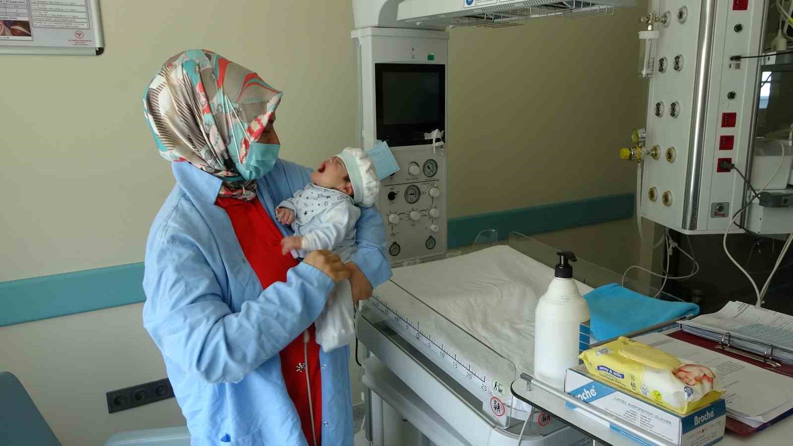 Boynunda dev tümörle doğan bebek hayata tutundu