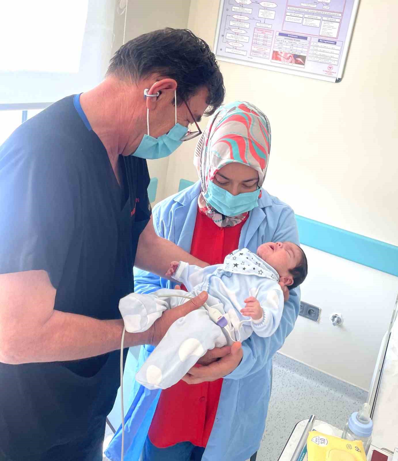 Boynunda dev tümörle doğan bebek hayata tutundu
