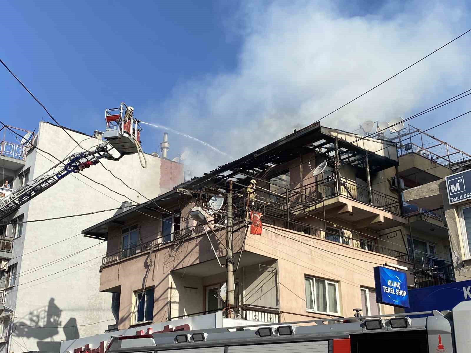 İzmir’de çatı yangını