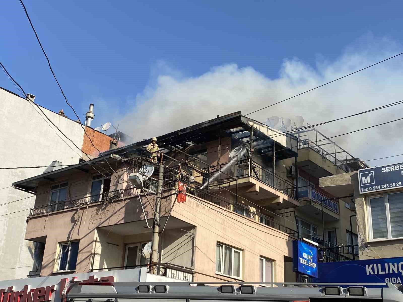 İzmir’de çatı yangını
