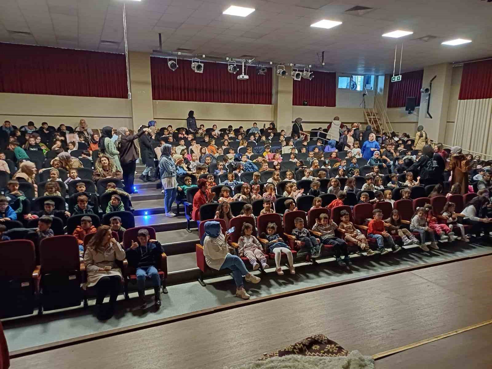 &rsquo;Harikalar Mutfağı&rsquo;&rsquo; adlı &ccedil;ocuk oyunu sahnelendi
