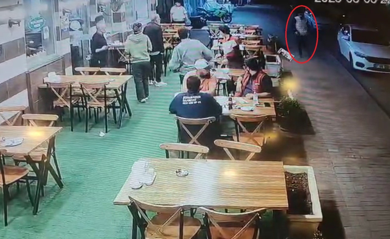 Herkes kaçtı, onlar izledi
