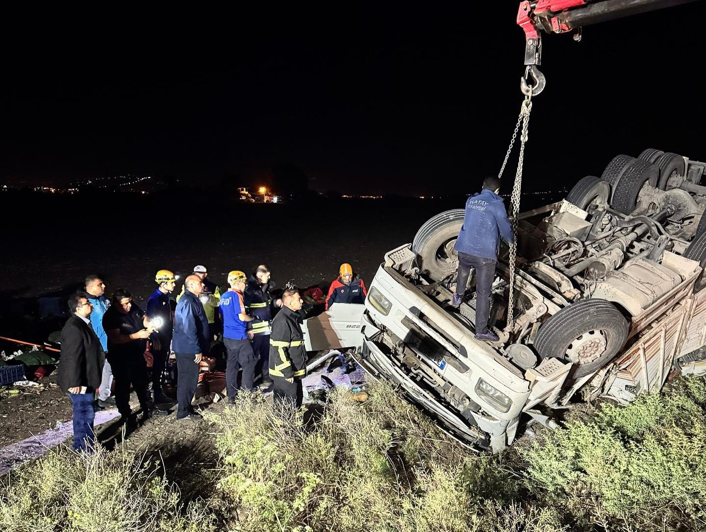 Takla atan tır ters döndü: 1 ölü, 1 yaralı