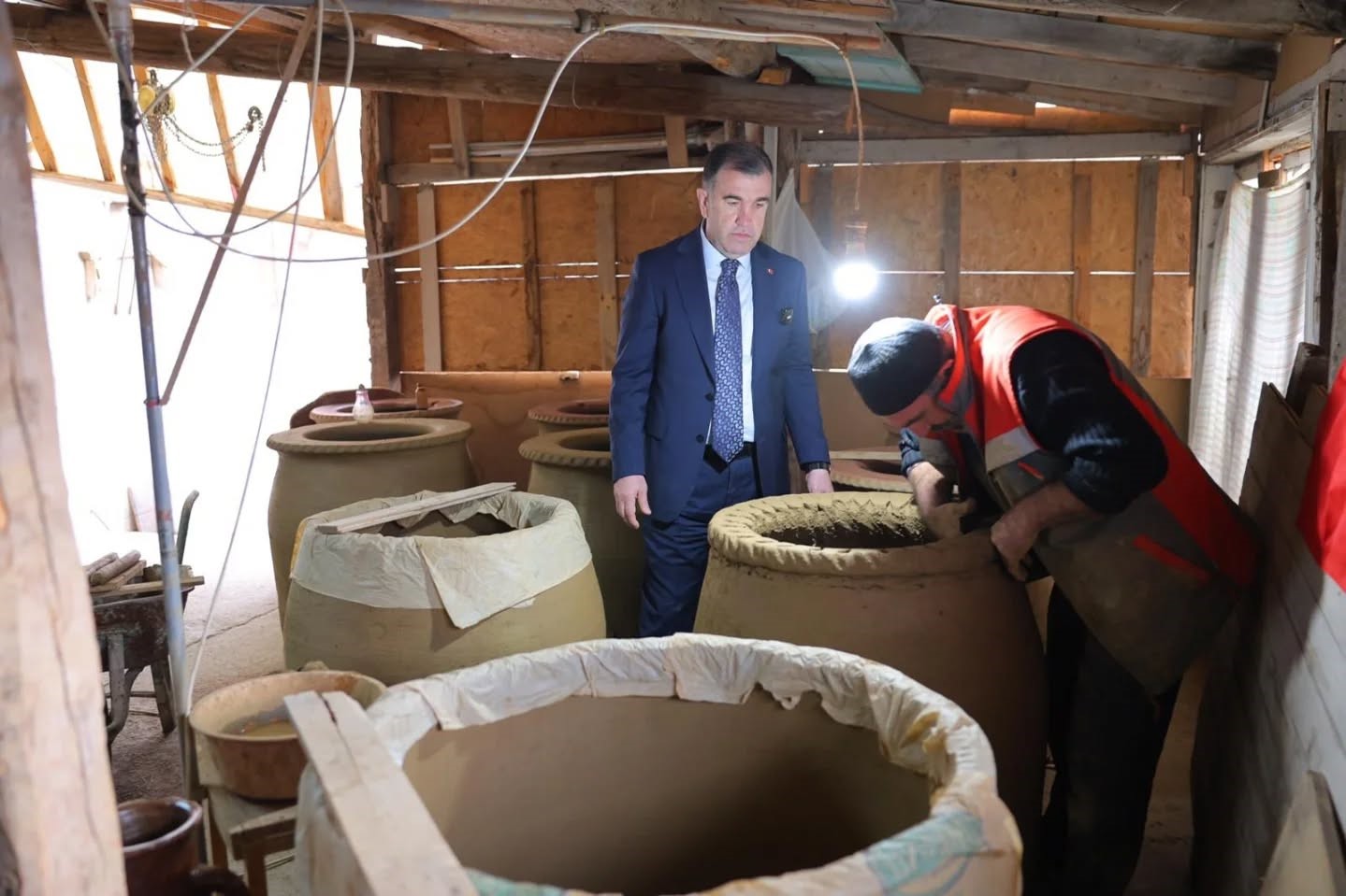 Bayburt&rsquo;un tek tandır ustası Vali Eldivan&rsquo;ın da dikkatini &ccedil;ekti
