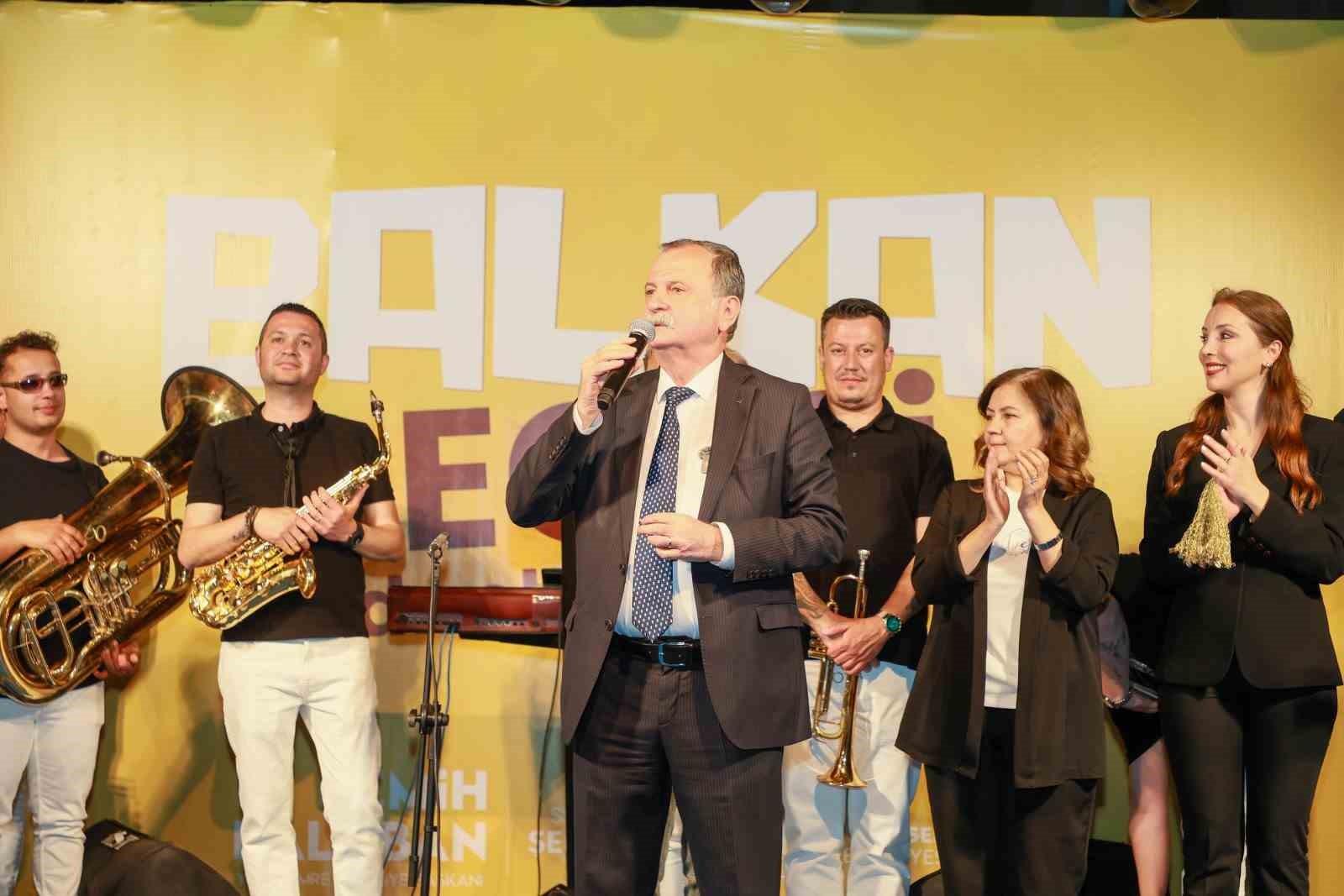 Yunusemre&rsquo;de Balkan ezgileri yankılandı
