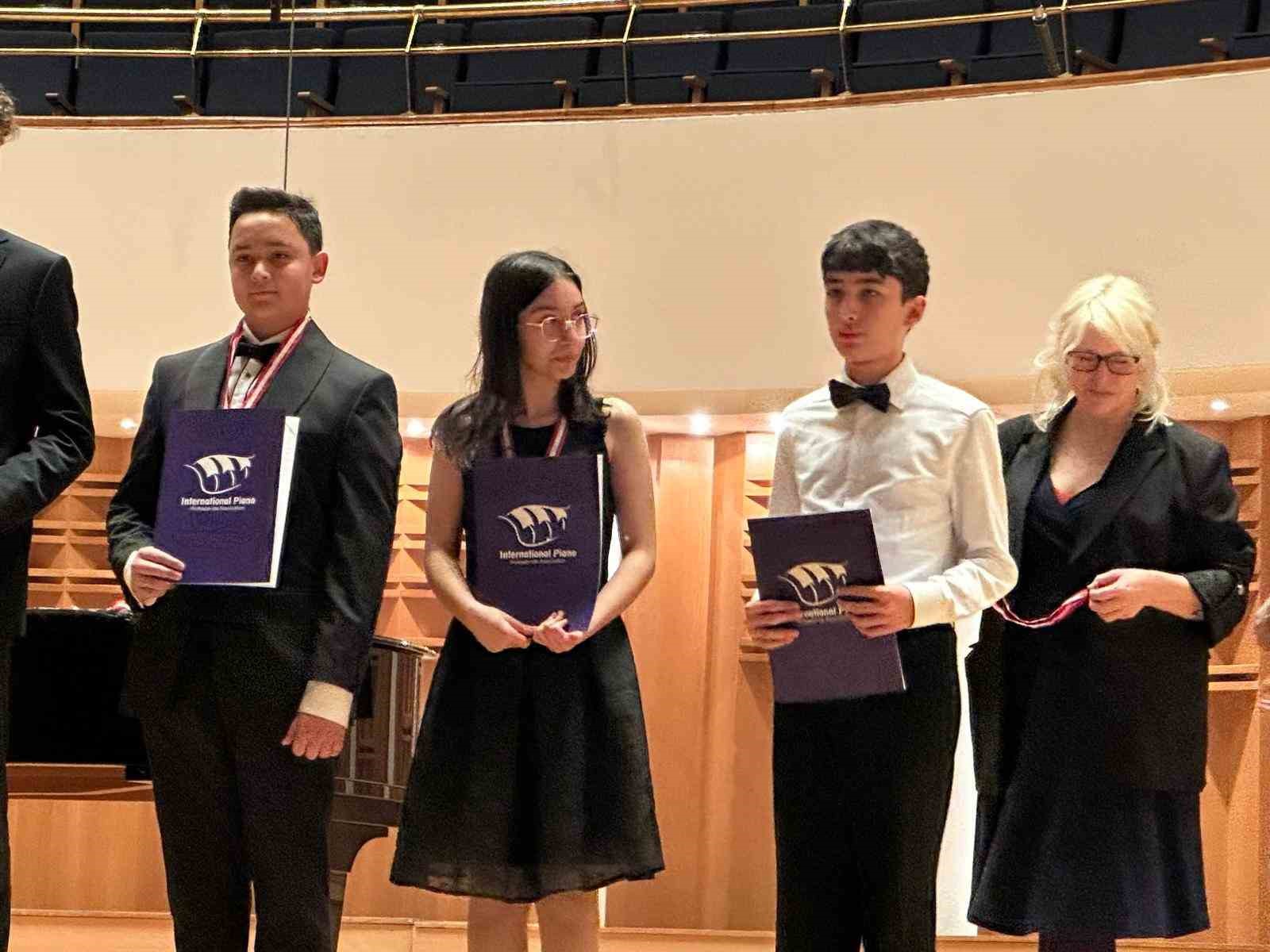 Büyükşehir’in piyanistleri Ankara’dan ödülle döndü