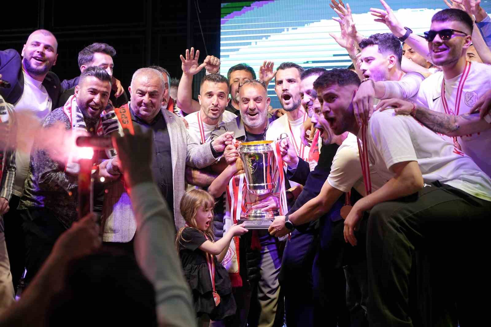 Fethiye İdman Yurdu, şampiyonluk kupasını kaldırdı