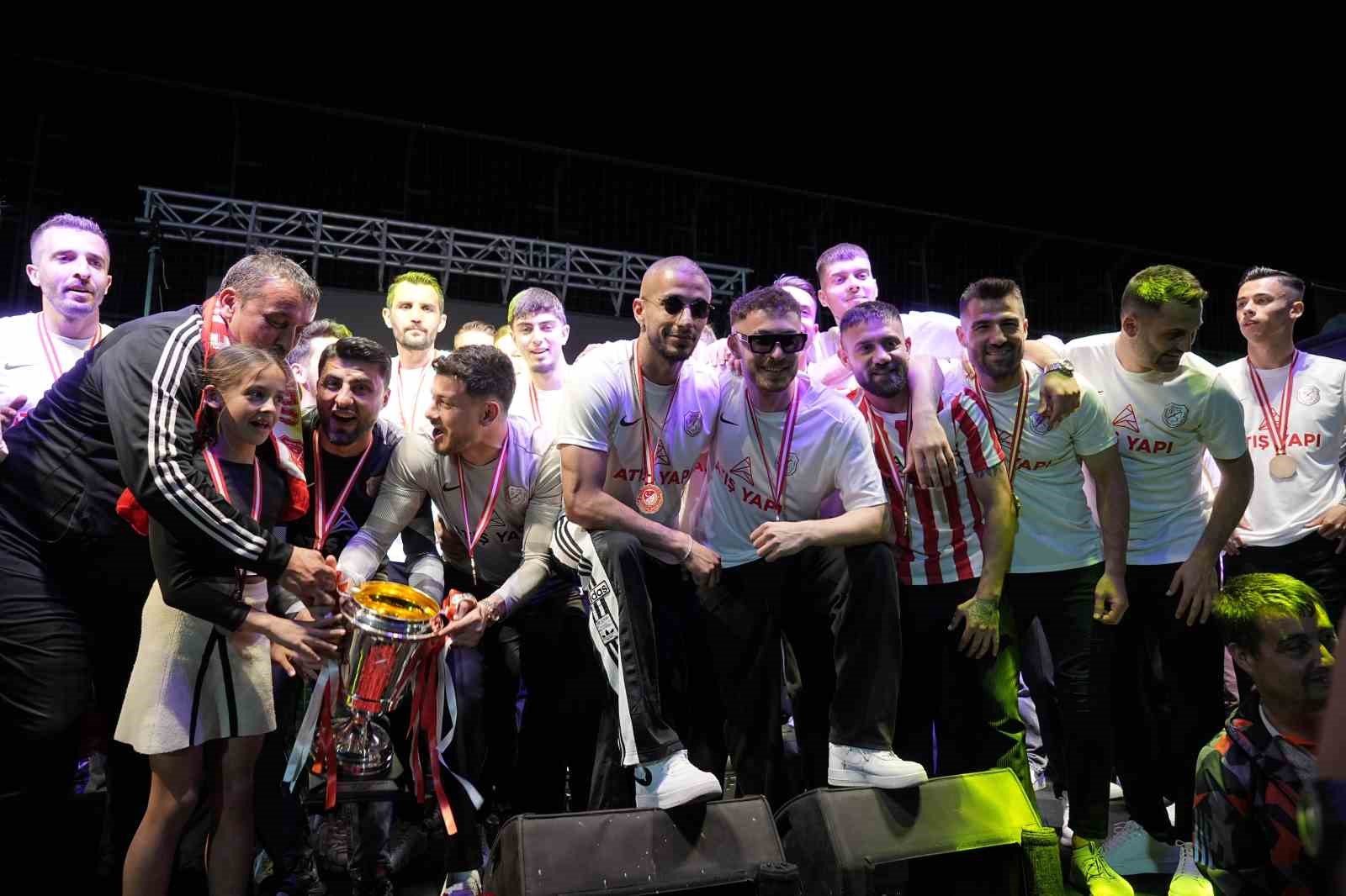 Fethiye İdman Yurdu, şampiyonluk kupasını kaldırdı