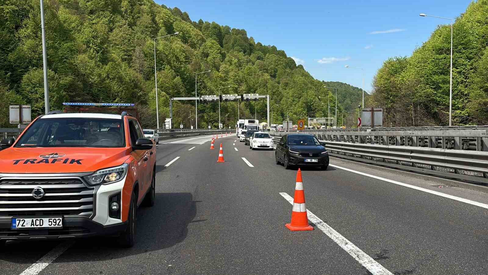 TEM’de otomobille oto kurtarıcı çarpıştı: 3 yaralı
