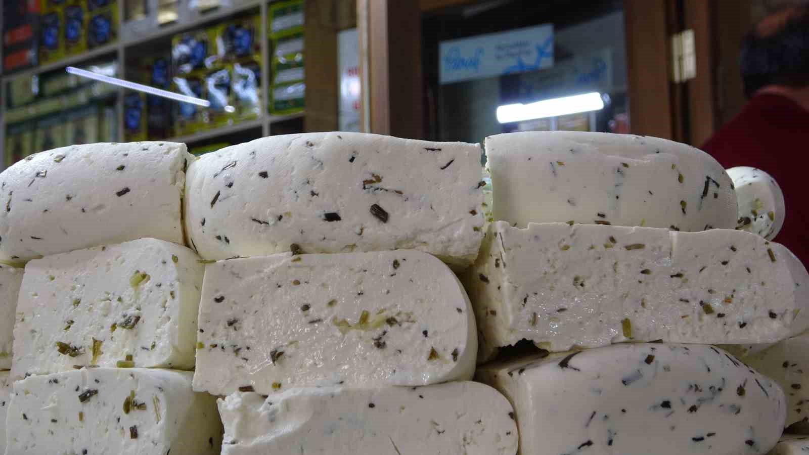 Van&rsquo;ın tescilli lezzeti taze otlu peynir raflardaki yerini aldı
