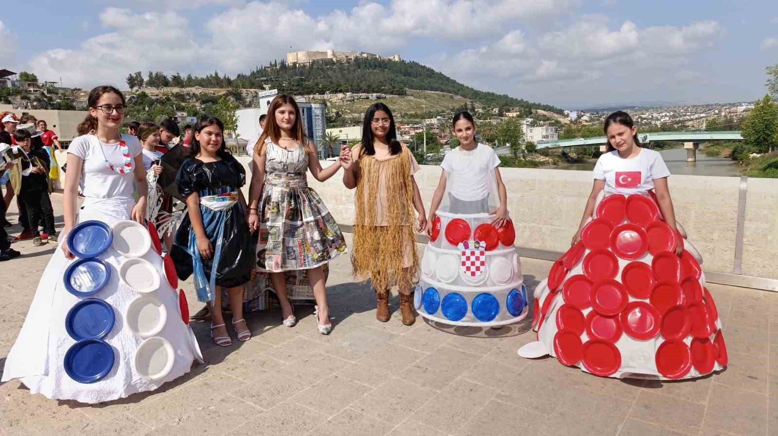 Atıklardan kıyafetler tasarlandı, tarihi köprüde defile yapıldı