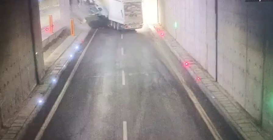 Erkenek T&uuml;neli&rsquo;ndeki kaza anı kamerada

