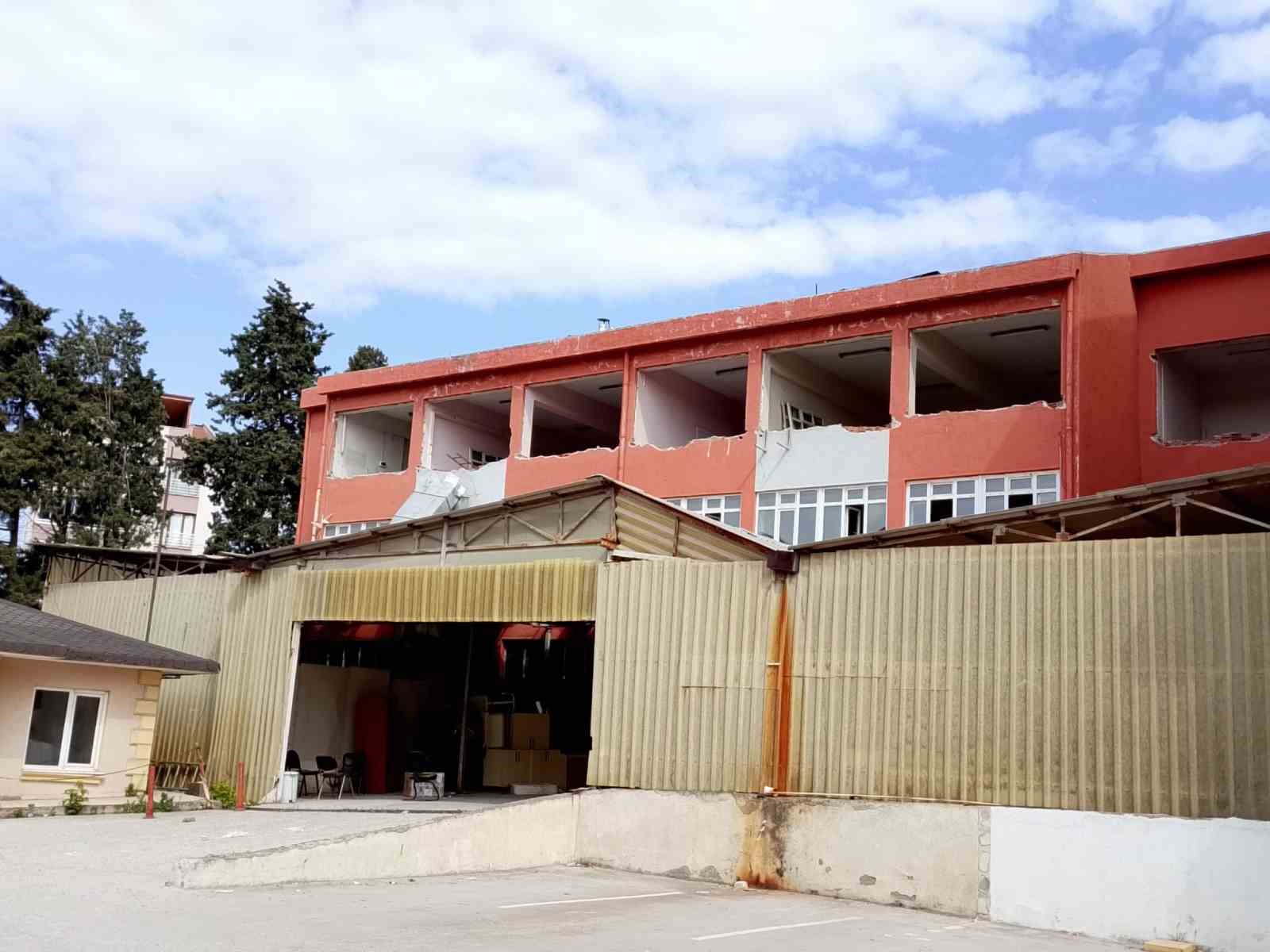 Eski Devlet hastanesi hizmet binası yıkılıyor
