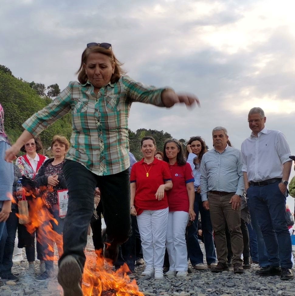 Hıdırellez ateşi sahilde yandı

