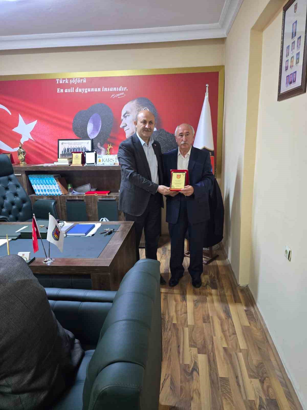 Kars&rsquo;ta yılın şof&ouml;rlerine plaket verildi
